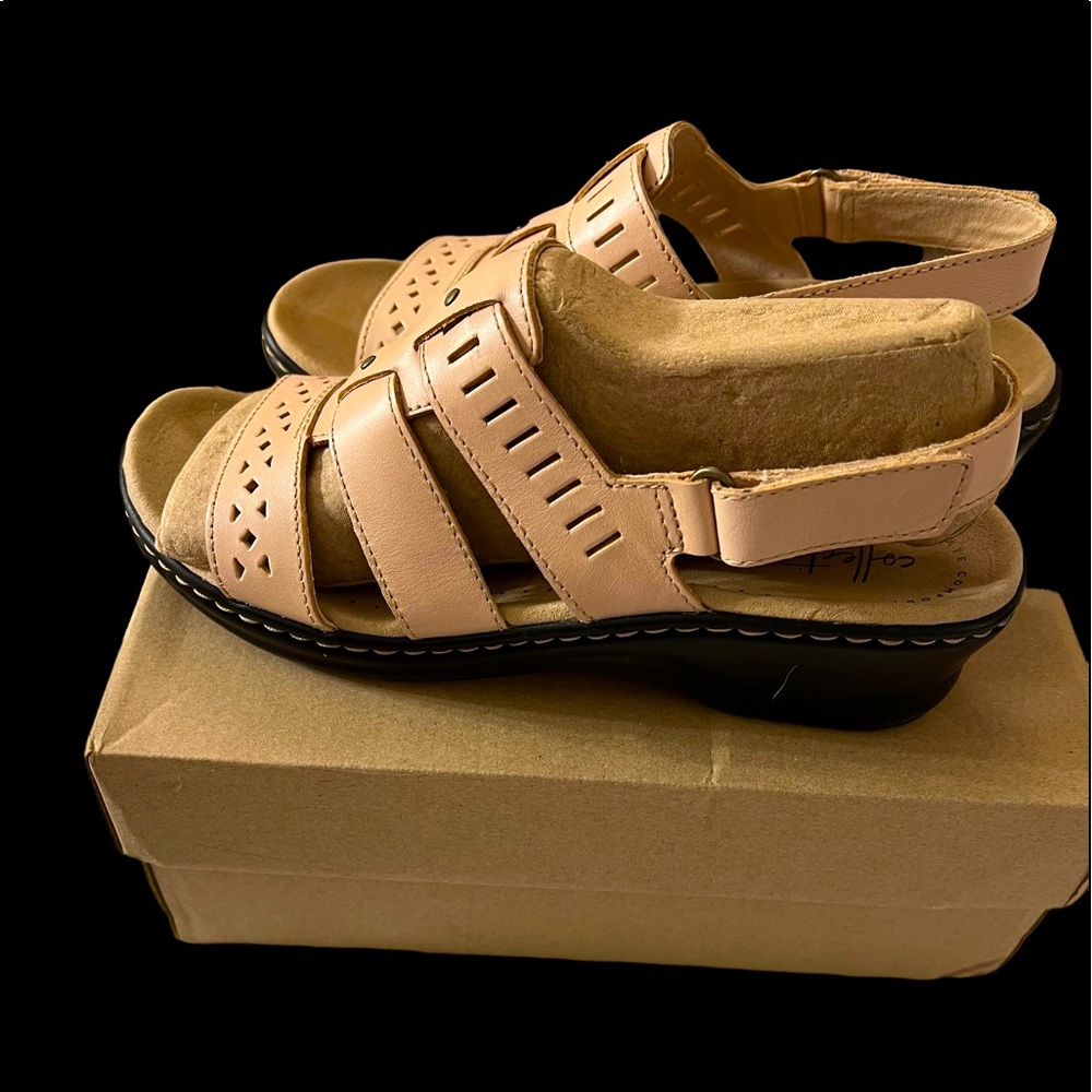 CLARKS “LEXI QUIN” COLLECTION LEATHER CUT OUT SANDALS 8M